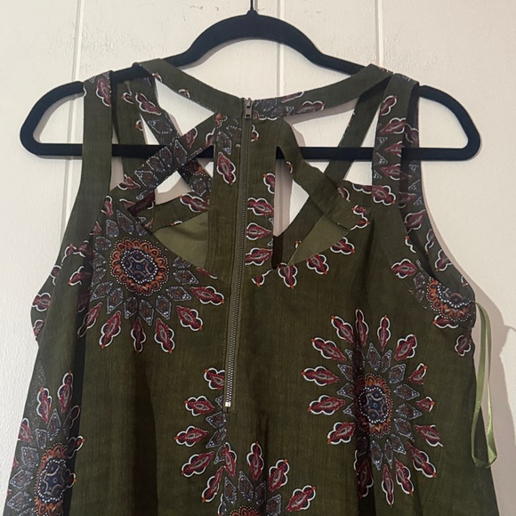 Doe & Rae Asymmetrical Dress in Dark Green with Floral Design - Picture 6 of 8